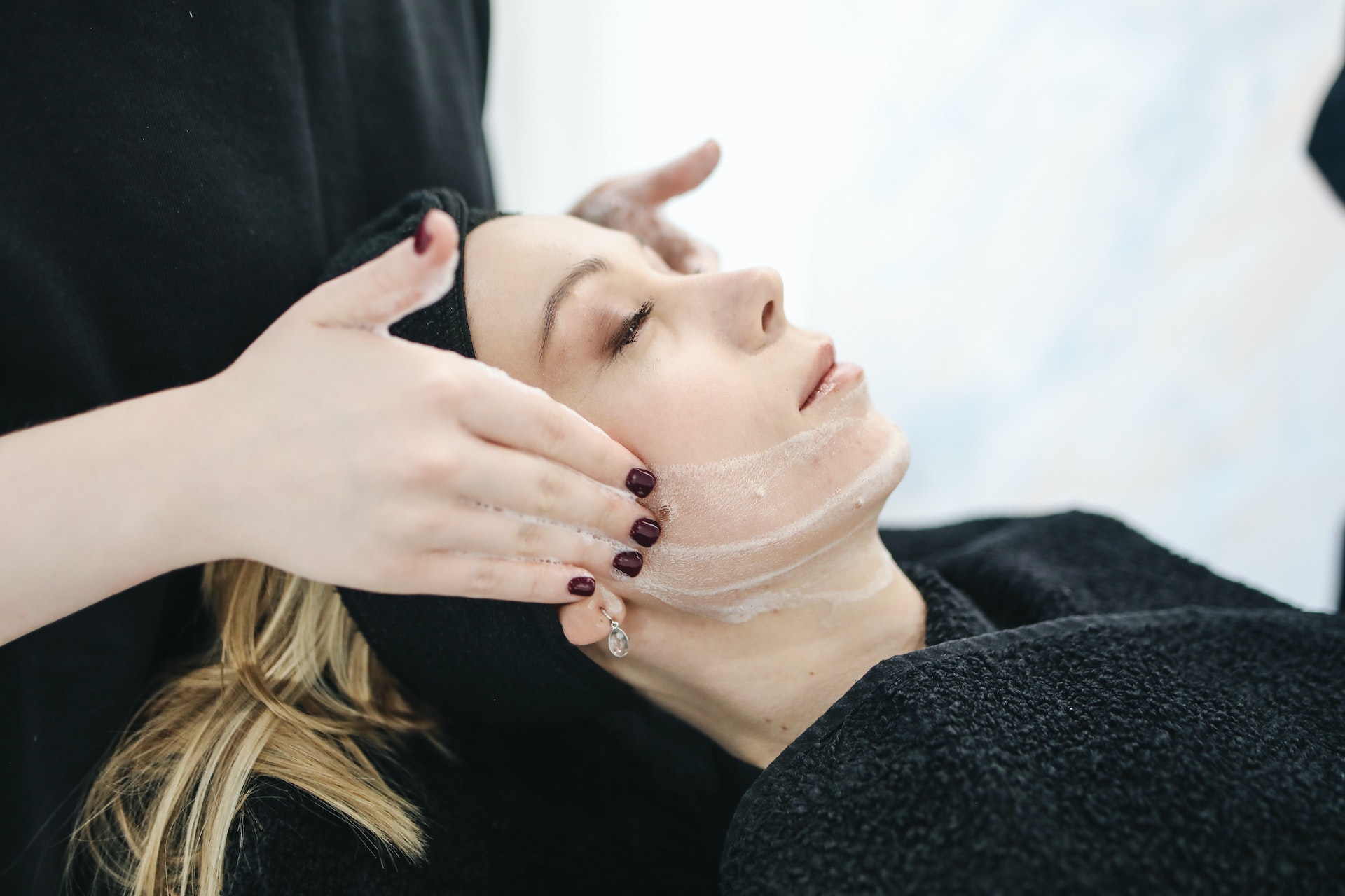 Lire la suite à propos de l’article Les cosmétiques au CBD : un allié naturel pour le soin du visage, du corps et des cheveux